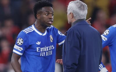 Vini Jr é defendido por lendas do futebol mundial após denúncia de racismo