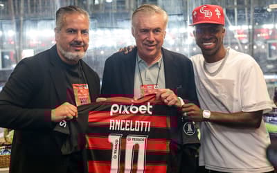 Vini Jr no Maracanã ao lado de Ancelotti e José Boto (Foto: Divulgação/Flamengo)