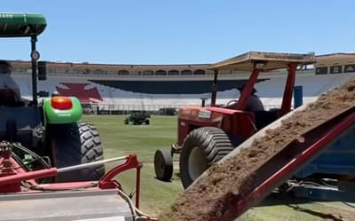 Troca do gramado de São januário