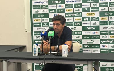 Abel justifica substituição de Vitor Roque e avalia expulsão no Palmeiras