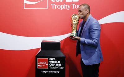 Em clima de Copa do Mundo, tour da taça inicia em São Paulo com Denílson e sonho do hexa