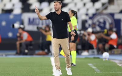 Martin Anselmi em campo no jogo entre Botafogo e Cruzeiro, pelo Brasileirão (Foto: Vitor Silva/BFR)