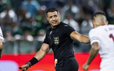 Árbitro de Palmeiras x Fluminense se pronuncia após erro na saída de bola: 'Foi observado por mim'