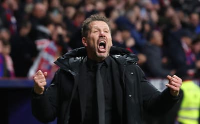 Diego Simeone comemora gol em vitória por 4 a 0 do Atlético de Madrid sobre o Barcelona (Foto: Pierre-Philippe MARCOU / AFP)