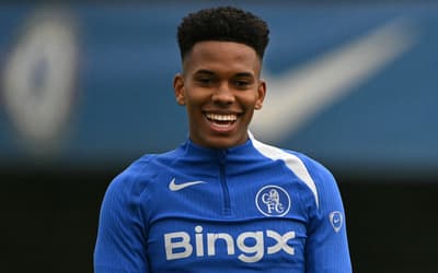 Técnico do Chelsea atualiza status de Estêvão após ausência no último jogo