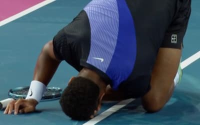 Tenista francês machuca o próprio olho com voleio errado e abandona jogo; veja vídeo