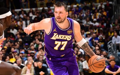 Luka Doncic abandona jogo da NBA por lesão e preocupa Lakers