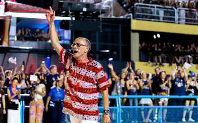 Flamengo e Vasco aparecem em desfile histórico em homenagem a Mestre Ciça