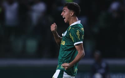 Vitor Reis em ação pelo Palmeiras (Foto: Ettore Chiereguini/AGIF)
