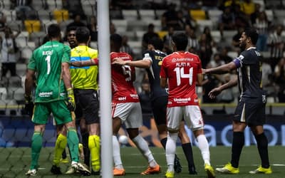 Torcedores não perdoam jogador em Atlético-MG x Internacional: 'Não dá mais'