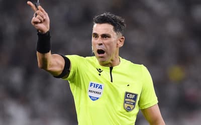 Decisão da arbitragem em Flamengo x Cruzeiro causa revolta: 'Já prejudicado'