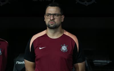 Auxiliar de Dorival lamenta derrota e evita avaliação individual de Memphis: 'Seria covardia'