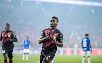 Athletico-PR x Cruzeiro tem gol relâmpago em menos de um minuto