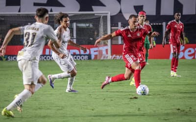 Melhores momentos: Internacional bate Santos nos acréscimos e aumenta crise interna por saída de Vojvoda