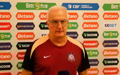 Torcedores reagem à mudança na escalação do Corinthians: 'Um a menos'