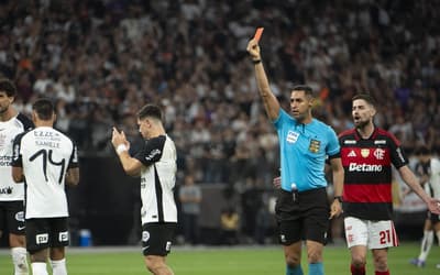 Lances polêmicos e expulsão com revisão do var, veja tudo que aconteceu entre Corinthians e Flamengo (Foto: Anderson Romão/Agif/Gazeta Press)