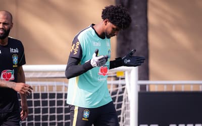 Hugo Souza se apresenta à Seleção para amistosos contra França e Croácia