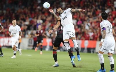 Melhores momentos: Botafogo toma 'olé' e é atropelado pelo Athletico-PR no Brasileirão