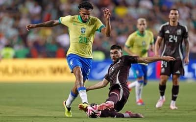 Brasileiro 'esquecido' por Ancelotti vira alvo de gigante espanhol