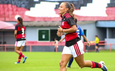 Aos 15 anos, Letícia Pinho inicia ano com dois gols pelo time profissional do Flamengo