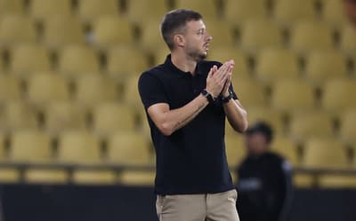 Anselmi é atingido por pedra de gelo em jogo do Botafogo no Equador