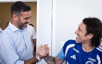 Artur Jorge conhece a Toca da Raposa II e tem contato com jogadores do Cruzeiro