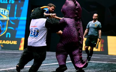 Presidente dá voadora em mascote adversário, e confusão marca estreia da Kings League Brasil