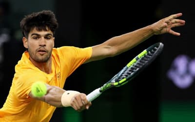 Alcaraz tenta igualar marca de Djokovic, Federer e Sampras neste sábado; entenda