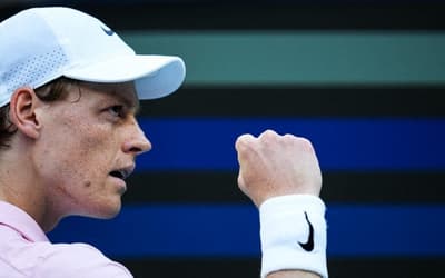 Sinner ganha ponto espetacular em nova vitória em Miami; veja vídeo