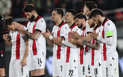 Centroavante rouba a cena, marca dois e deixa Kvaratskhelia para trás na Geórgia; veja gols