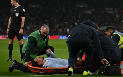 Piquerez deixa gramado de maca em amistoso contra a Inglaterra. (Foto: Piquerez em partida do Uruguai diante da Inglaterra. (Foto: GLYN KIRK / AFP)