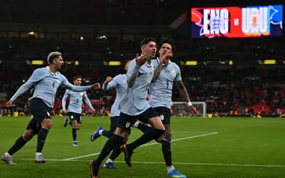 Jogador do Uruguai levou dois cartões amarelos e não foi expulso? Entenda