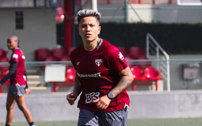 Lateral do São Paulo avança na recuperação e volta a treinar com o elenco