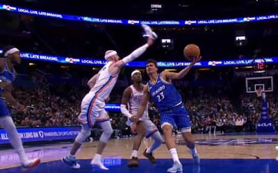 VÍDEO: Jogador do Thunder usa o tênis para dar toco na NBA