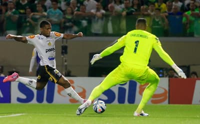 Goleiro do Palmeiras, Carlos Miguel vira assunto na final do Paulistão: 'Espero'