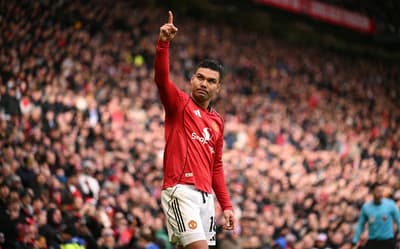 Casemiro comemora gol do Manchester United sobre o Aston Villa, pela Premier League