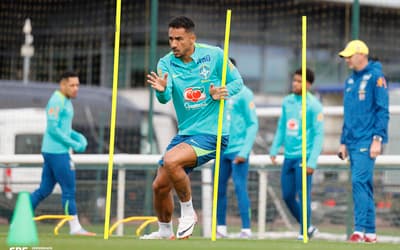 Danilo em treino do Brasil sob comando de Carlo Ancelotti