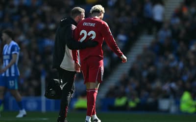 Ekitiké no chão após lesão no duelo entre Brighton x Liverpool (Foto: Glyn Kirk/AFP)