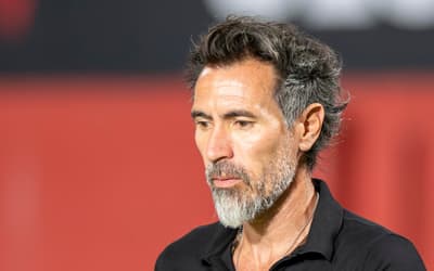 Após entrevista coletiva, técnico do Atlético-MG é visto 'descontando a raiva' com o resultado