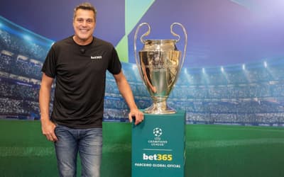 Ex-goleiro da Seleção Brasileira, Júlio César ao lado do troféu da Champions League