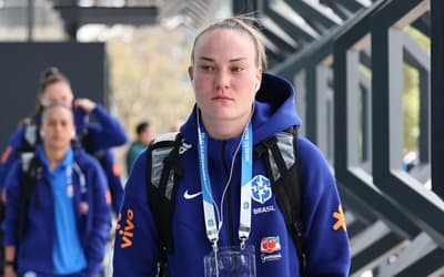 Maiara é expulsa no primeiro tempo na estreia pela Seleção Brasileira