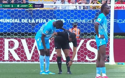 Árbitro se lesiona em jogo decisivo da repescagem para a Copa do Mundo