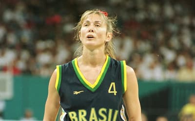 Hortência Marcari marca presença o Jogo das Estrelas do NBB