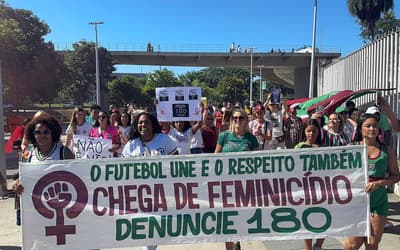 Torcedoras do Fluminense fazem ato contra feminicídio antes de duelo com o Athletico-PR