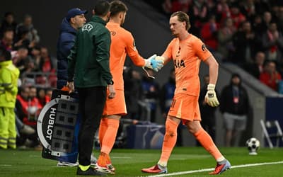 Goleiro do Tottenham falha duas vezes em 15 minutos, é substituído e vai para o vestiário