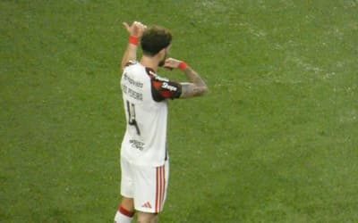 Léo Pereira mira convocação e 'dedica' golaço de falta pelo Flamengo a Ancelotti