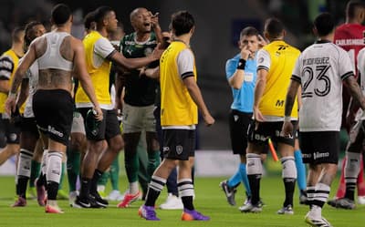 Leitura labial detalha briga de Marlon Freitas com jogadores do Botafogo: 'Ele não tem'