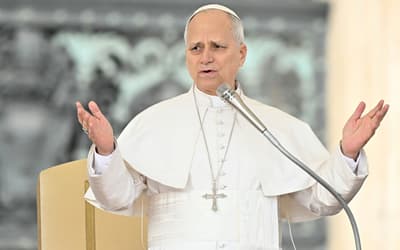 VÍDEO: Papa Leão recebe camisa do Flamengo em audiência no Vaticano