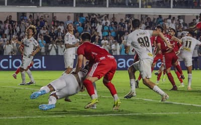 Lance inusitado em Santos x Internacional choca torcedores: 'Bizarro'