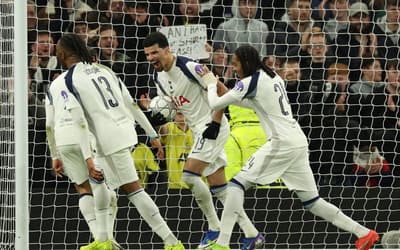 Pela sétima rodada da fase de liga da Champions League, o Tottenham venceu o Borussia Dortmund por 2 a 0 (Foto: Adrian Dennis / AFP)